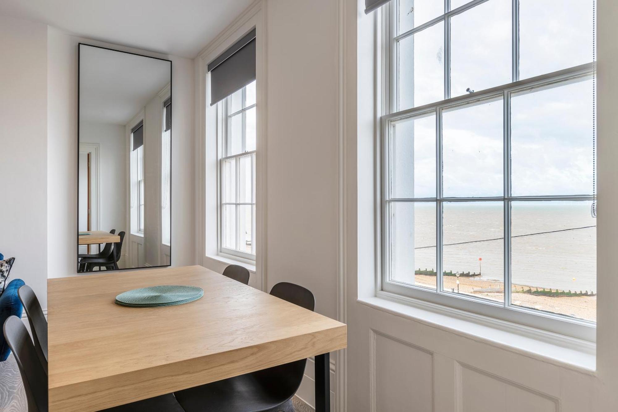 Seaside Serenity: Stylish Sea View Apartments In Herne Bay Dış mekan fotoğraf